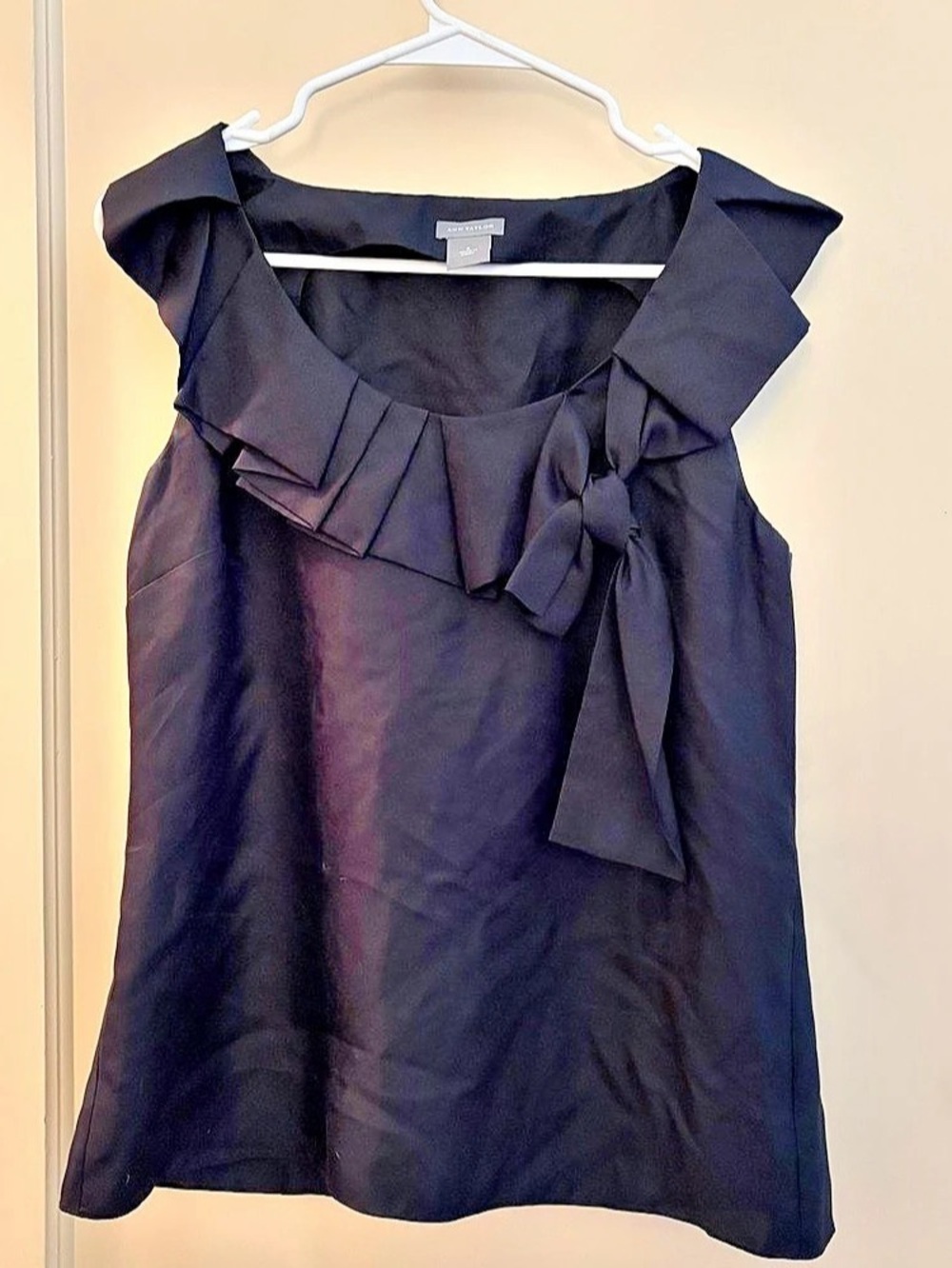 Ann Taylor Ruffle Neck Bow Blouse in Black Size 6 Like New